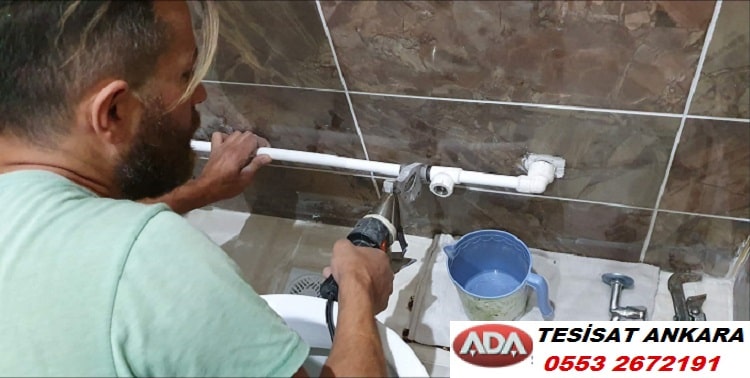 Daire içerisinde temiz su tesisatı çeken yeşil tşörtlü usta - Yenimahalle Tesisatçı - Su Tesisatçısı