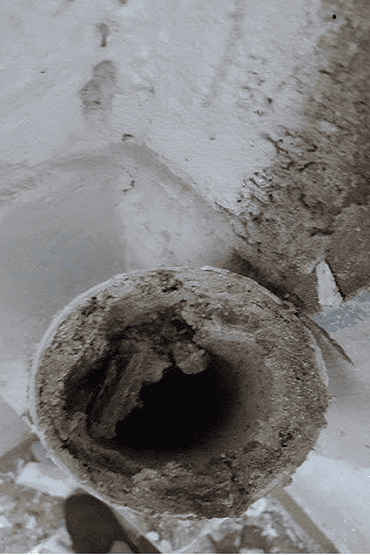 Eryaman tıkalı boru açma öncesi kameralı görüntüleme ile tespit edilen, içi tamamen kireç ve atık dolmuş pimaş gider borusu.