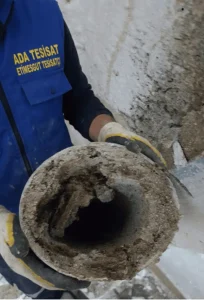 Etimesgut'ta kireç ve atıklar nedeniyle tamamen tıkanmış pimaş gider borusunun içini gösteren Ada Tesisat ustası. Etimesgut tıkalı boru açma işlemi.